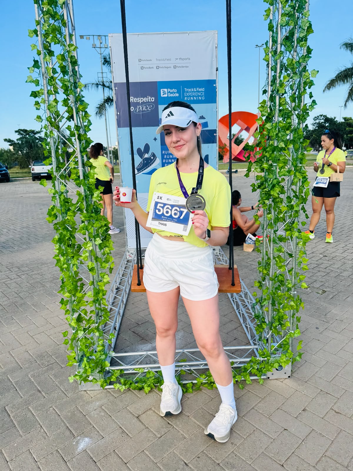 Atleta com troféu após competição